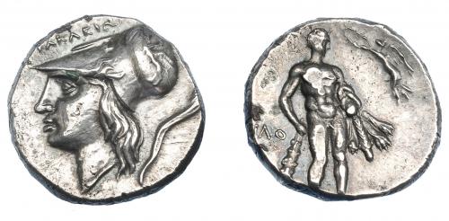 323 - GRECIA ANTIGUA. LUCANIA. Heraclea. Didracma (330-300 a.C.). A/ Cabeza de Atenea con casco a izq. R/ Heracles con clava, arco y leonté; a der. Nike, a izq. ΛO. AR 6,42 g. 19,9 mm. COP-1114. SBG-391 vte. MBC+. Rara. Ex col. Guadán 1401.