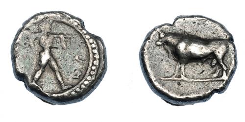 330 - GRECIA ANTIGUA. LUCANIA. Poseidonia. Dióbolo (410-350 a.C.). A/ Poseidón avanzando a der. R/ Toro a izq. AR 1,32 g. 9,2 mm. COP-1298 vte. SBG-426. MBC-/MBC. Ex col. Guadán 1438.