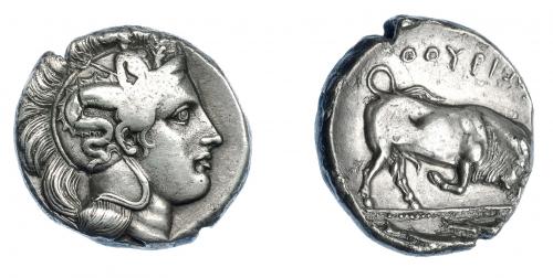 333 - GRECIA ANTIGUA. LUCANIA . Thurium. Diestátera (350-300 a.C.). A/ Cabeza de Atenea a der. con casco decorado con Scylla portando tridente. R/ Toro embistiendo a der.; encima ΘOYPIΩ(N), en exergo dos peces a der. AR 15,46 g. 25,2 mm. COP-1429 vte. (sin letra). SBG- 445. Rayita en anv. MBC-/MBC+. Rara. Ex col. Guadán 1447.