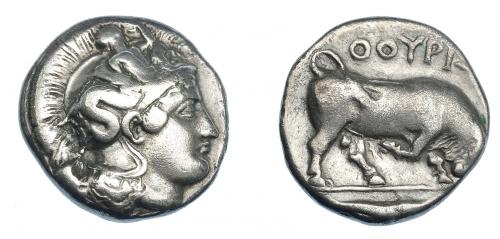 334 - GRECIA ANTIGUA. LUCANIA. Thurium. Didracma (400-350 a.C.). A/ Cabeza de Atenea a der. con casco ático decorado con Scylla. R/ Toro embistiendo a der., en exergo pez; ϴOYPIΩN. AR 7,57 g. 19,9 mm. COP-1436. SBG-447. MBC. Escasa. Ex col. Guadán 1449.