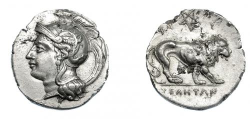 336 - GRECIA ANTIGUA. LUCANIA. Velia. Didracma (300-280 a.C.). A/ Cabeza de Atenea a izq. con casco ático decorado con grifo. R/ León a der., encima pentáculo entre Φ e I; en exergo YEΛHTΩN. AR 5,53 g. 21,6 mm. COP-no (COP-1581 busto a der.). SBG-454 vte. EBC-. Ex col. Guadán 1459.