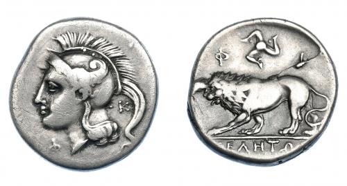 337 - GRECIA ANTIGUA. LUCANIA. Velia. Didracma (300-280 a.C.). A/ Cabeza de Atenea a izq., en la nuca K y Φ delante. R/ León a izq., encima trisqueles flanqueado por Φ-I; en exergo ΥΕΛΗΤΩΝ. AR 7,33 g. 20,8 mm. COP-1584. SBG-454. Rayitas. MBC-. Ex col. Guadán 1461.