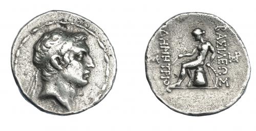 441 - GRECIA ANTIGUA. REINO SELÉUCIDA. Demetrio II. Tetradracma (146-138 a.C.). Antioquía. A/ Cabeza diademada a der. R/ Apolo con arco y flechas sentado a izq. sobre ónfalo, monogramas a izq. y der.; ΒΑΣΙΛΕΩΣ ΔHMHTPIOY. AR 16,33 g. 26,8 mm. COP-no. HGC-956 vte. SBG-no. MBC-. Rara. Ex col. Guadán 2527.