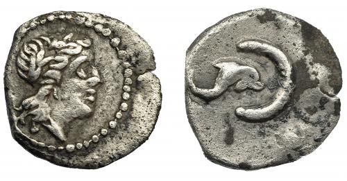1185 - HISPANIA ANTIGUA. DIVISORES DE FINALES S. III A.C. Tartemorion. A/ Cabeza de Apolo laureada a der. R/ Delfín a der. entrando en creciente. AR 0,21 g. 7,5 mm. I-565. ACIP-530. Leves oxidaciones. MBC+/MBC. Compra privada Pliego (1997).