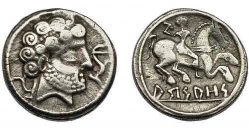 1043 - HISPANIA ANTIGUA. HISPANIA ANTIGUA. ARSAOS. Denario. A/ Cabeza masculina con collar a der., delante delfín, detrás arado. Peinado de rizos en espiral en dos filas. R/ Jinete con bipennis a der.; bajo las patas del caballo, sobre línea, ley. en ibérico ARSAOS. AR 3,92 g. 18 mm. I-139. ACIP-1659. BC+/MBC-. Muy rara.