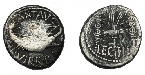 124 - PERIODO DE JULIO CÉSAR A AUGUSTO. MARCO ANTONIO. Denario. Ceca móvil (32-31 a.C.). A/ Galera a der. R/ Aquila entre dos signa; LEG III. AR 3,33 g. 17,5 mm. CRAW-544.15. FFC-33. BC+.