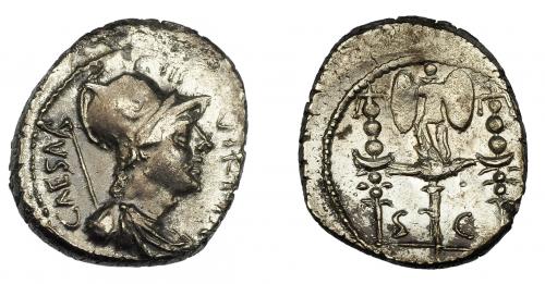 127 - PERIODO JULIO CÉSAR- AUGUSTO. AUGUSTO. Denario. Lugdunum (42 a.C.). A/ Cabeza de Marte a der.; CAESAR III VIR. R.P.C. R/ Aquila surmontada de trofeo entre dos signa, debajo: S.C. CRAW-497.3. FFC-171. MBC+/EBC-. Rara.