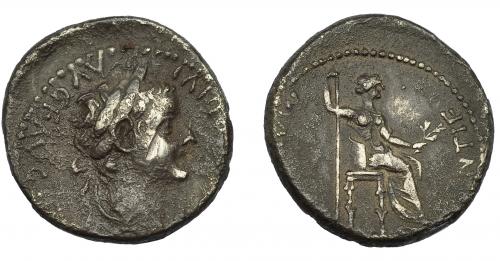 147 - IMPERIO ROMANO. TIBERIO. Denario. Lugdunum (36-37). R/ Livia sentada a der., patas del trono adornadas. Ae 3,41 g. 18,28 mm. RIC-30. Golpe. Pátina gris rugosa. Descentrada. MBC-.