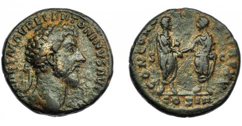 187 - IMPERIO ROMANO. MARCO AURELIO. As. Roma (161). A/ Cabeza laureada a der. R/ Marco Aurelio y Lucio Vero estrechando sus manos; CONCORD /AVGVSTOR) TR P XV, COS III en el exergo. AE 10,45 g. 25,3 mm. RIC-801. MBC-.