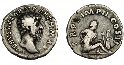 191 - IMPERIO ROMANO. LUCIO VERO. Denario. Roma (165). A/ Cabeza laureada a der. R/ Cautivo parto sentado a der. con manos atadas a la espalda, trofeo a der; TR P V IMP III COS II. AR 2,83 g. 17,97 mm. RIC-540. BC+.