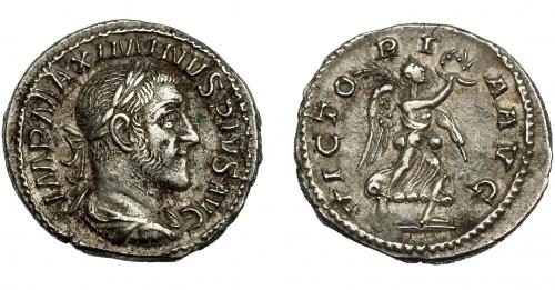 201   -  IMPERIO ROMANO. MAXIMINO I. Denario. Roma (236). R/ Victoria avanzando a der. con palma y corona; VICTORIA AVG. Ar 3,47 g. 20,05 mm. RIC-16. MBc+.