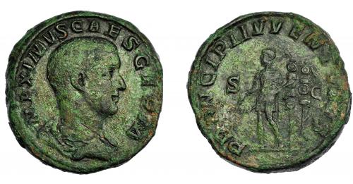 202 - IMPERIO ROMANO. MÁXIMO. Sestercio. Roma (236-238). R/ Máximo con bastón, lanza y traje militar a izq., detrás dos estandartes; PRINCIPI IVVENTVTIS SC. AE 24,24 g. 31,4 mm. RIC-13. MBC.