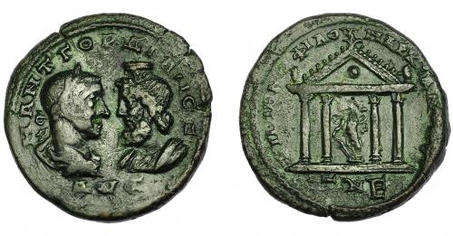 204 - IMPERIO ROMANO. GORDIANO III. AE 26 (239-240). Marcianópolis. A/ Bustos de Gordiano III y Serapis enfrentados. R/ Templo tetrástilo con punto en frontón y Fortuna en el interior. RPC-VII.2 ID 27920. Varbanov-2015. MBC-.