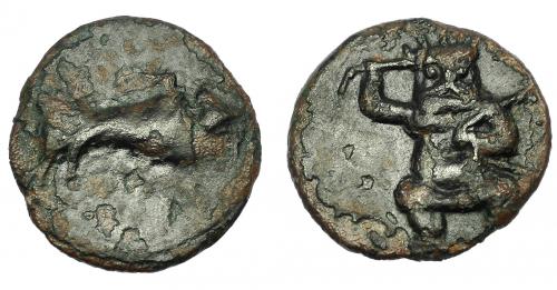 22 - HISPANIA ANTIGUA. EBUSUS. Cuarto. A/ Bes. R/ Toro embistiendo a izq. AE 2,32 g. 16,74 mm. I-923. ACIP-719. Pátina oscura con erosiones. MBC/BC+.
