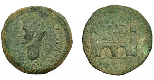 24 - HISPANIA ANTIGUA. EMERITA. Tiberio. Dupondio. A/ Cabeza de Augusto radiada a izq.; DIVVS AVG (PATER) CAE. R/ Recinto amurallado; AVGVSTA EMERITA. AE 21,76 g. 35,73 mm. I-1032. APRH-30b. ACIP-3395a. Vano en anv. Pátina verde rugosa. BC/BC+. Muy escasa.
