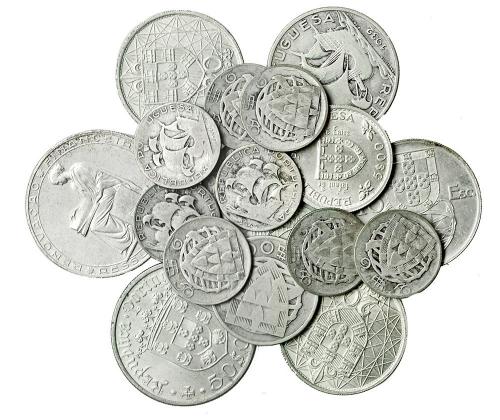 386 - MONEDAS EXTRANJERAS. PORTUGAL. Lote de 17 monedas: 8 de 2’5 escudos de 1932 a 1048; 2 de 5 escudos 1933 y 1960; 2 de 10 escudos 1932 y 1954; 1 de 20 escudos 1953 y 3 de 1966; 50 escudos 1968. De BC+ a SC.