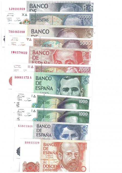 407 - BILLETES ESPAÑOLES. BANCO DE ESPAÑA. Lote de 10 billetes con serie. 1000 ptas. 1985 y 1992; 5000 ptas. 1979 y 1992; 2000 ptas. 1980 y 1992; 1000 ptas. 1979 y 1992, pareja correlativa; 500 ptas. 1979; 200 ptas. 1980. SC.