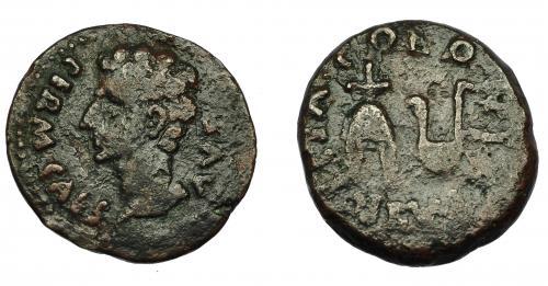 52 - HISPANIA ANTIGUA. COLONIA PATRICIA. Augusto. Semis. A/ Cabeza a izq.; PERM CAES AVG. R/ Ápex y símpulo; COLONIA PATRICIA. AE 6,15 g. 23 mm. I-1992. APRH-130a. ACIP-3358. BC+.