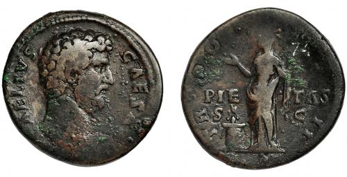 3143 - IMPERIO ROMANO. AELIO. Sestercio. Roma (137 d.C.). R/ Pietas a izq., delante altar, en campo PIE-TAS/S-C; TR POT COS II. AE 24,4 g. 32,6 mm. RIC-1061. Vanos y pequeñas concreciones. MBC-. Compra privada en La Lonja del Almidón. Conserva tejuelo original.