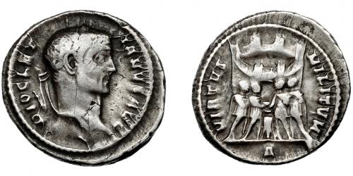 3171 - IMPERIO ROMANO. DIOCLECIANO. Argénteo. Roma (295-297). R/ Los cuatro tetrarcas sacrificando sobre trípode delante de campamento con seis torretas; VIRTVS MILITVM, exergo A. AR 3,32 g. 19 mm. RIC-40a. Pequeñas marcas. MBC-/MBC.