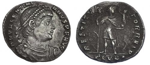 3188 - IMPERIO ROMANO. VALENTINIANO I. Silicua. Lugdunum (364-367). R/ El emperador en traje militar con victoria y lábaro con gancho en el mástil; RESTITVTOR REIP, exergo SLVG. AR 1,99 g. 17,1 mm. RIC-6b. MBC-. Pátina oscura en rev. Ex hallazgo East Harptree (1887).