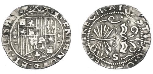 3205 - REYES CATÓLICOS. Real. Sevilla. Grupo de tres puntos a los lados del escudo. AR 3,01 g. 25,2 mm. AC-411. Cospel abierto. MBC.
