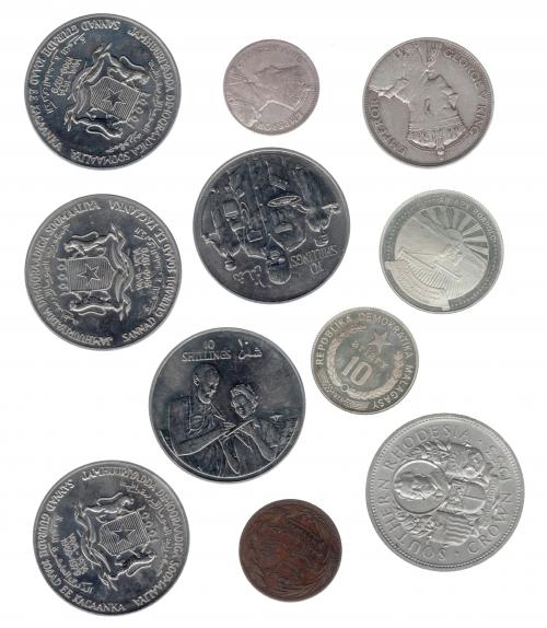 3360   -  MONEDAS EXTRANJERAS. Lote de 11 monedas: Somalia (5 piezas de 10 shillings de 1979), Rhodesia del Sur (3: corona 1953, 1/2 corona 1932, 1 shilling de 1934 ), Comoras (5 céntimos de 1308H), Madagascar (2: 20 ariary  1978 y 20 ariary de 1978). MBC/SC.