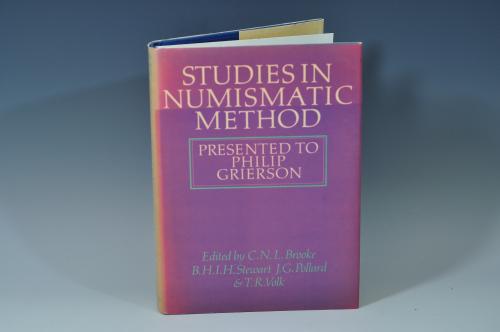 3424   -  LIBROS. VVAA. Studies in Numismatic Method presented to Philip Grierson. 1983. Cambridge. Cambridge University Press.