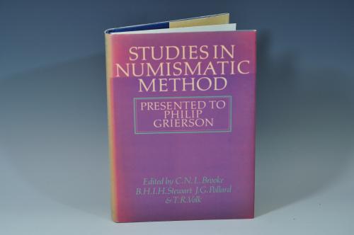 3424 - LIBROS. VVAA. Studies in Numismatic Method presented to Philip Grierson. 1983. Cambridge. Cambridge University Press.