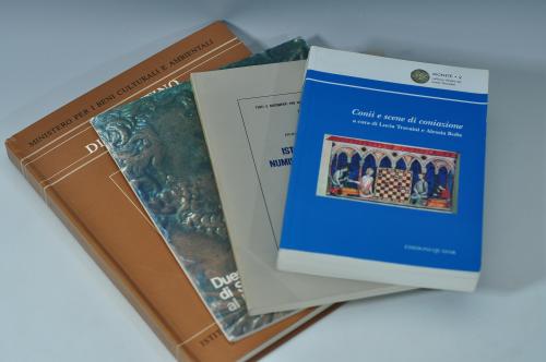 3431 - LIBROS. Lote de 4 libros: L. Travaini y A. Bolis. Conii e scene di coniazione. 2003. Roma. Edizioni Quasar; E. Bernareggi. Istituzioni di Numismatica Antica. 1985. Milano. Cisalpino-Goliardica; VVAA. Duemila Anni di Storia della Moneta al Museo Bottacin. 1988. Padova; y VVAA. La Numismatica e il Computer. 1984. Roma. Istituto poligrafico e zecca dello stato.