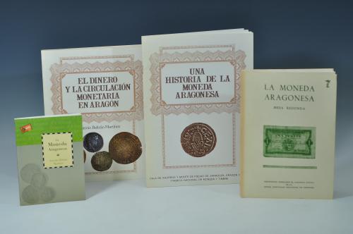 3433 - LIBROS. Lote de 4 libros: A. Beltrán Martínez. La Moneda Aragonesa. 1999. Caja de Ahorros de la Inmaculada de Aragón; A. Beltrán Martínez (dir.). La moneda aragonesa. Mesa redonda. 1982. Institución Fernando el Católico; A. Beltrán Martínez. El dinero y la circulación monetaria en Aragón. 1981. Zaragoza; y A. Beltrán Martínez. Una historia de la moneda aragonesa. 1982. Zaragoza.