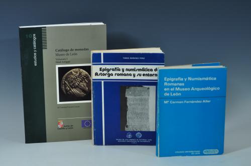 3434 - LIBROS. Lote de 3 libros: M. C. Fernández Aller. Epigrafía y Numismática romanas en el Museo Arqueológico de León. 1978. León. Colegio Universitario de León; T. Mañanes Perez. Epigrafía y numismática de Astorga romana y su entorno. 1982. Astorga. Ediciones Universidad de Salamanca; y M. S. Parrado Cuesta. Catálogo de monedas. Museo de León. Vol. I. Edad Antigua. 1999. Junta de Castilla y León.