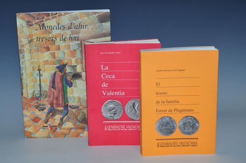 3438 - LIBROS. Lote de 3 libros: P. P.Ripollès Alegre. La Ceca de Valentia. 1988. Valencia. Generalitat Valenciana; A. Martínez y P.P. Ripollès. El tesoro de la familia Ferrer de Plegamans. 1997. Valencia. Generalitat Valenciana; M. M. Llorens Forcada, P. P. Ripollès Alegre, C. Doménech Belda, Monedes d’ahir tresors de hui, València, 1997.