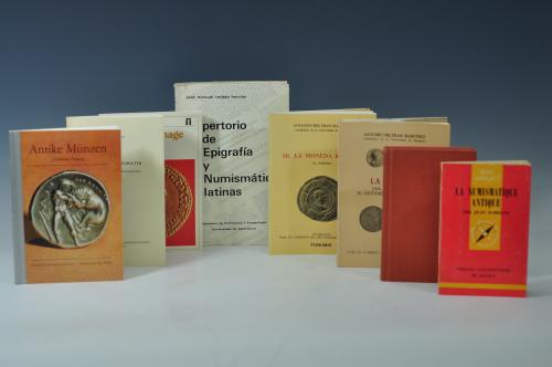 3440 - LIBROS. Lote de 8 libros: J. Babelon. La Numismatique Antique. 1970. París; K. Christ. Antike Numismatik. Einführung und Bibliographie. 1972. Wissenschaftliche Buchgesellschaft. Darmstadt; P. J. Casey. Roman Coinage in Britain. 1984. Haverfordwest; A.R. Bellinger. Coins from Jerash, 1928-1934. 1938. New York; G. Prägung. Antike Münzen. 1984. Berlín. Staatliche Museen; A. Beltrán Martínez. La moneda. Una introducción al estudio de la numismática. 1983. Madrid; A. Beltrán Martínez. Vol. III. La moneda romana. El Imperio. 1986. Madrid. Fundación para el fomento de los estudios numismáticos; y J. M. Roldán Hervás. Repertorio de Epigrafía y Numismática latinas. 1969. Salamanca.