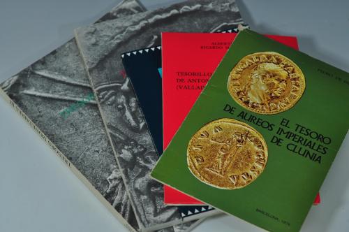 3444 - LIBROS. Lote de 5 libros: M. Cavada Nieto. La crisis económico-monetaria del s. III: ¿un mito historiográfico? 1994. Santiago. Tórculo Edicións; A. Balil y R. Martín Valls. Tesorillo de Antoninianos en Honcalada. 1979. Valladolid. Museo Arqueológico de Valladolid. P. de Palol. El tesoro de aúreos imperiales de Clunia. 1974. Barcelona; y VVAA. Trésors Monétaires. Vol II, III. 1980. París. Bibliothèque Nationale.