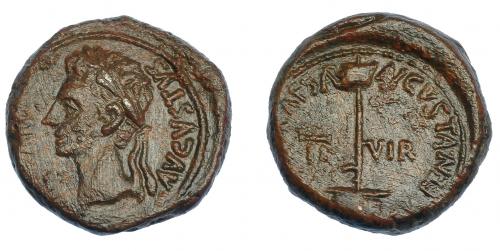 43 - HISPANIA ANTIGUA. CAESARAUGUSTA. Augusto. As. A/ Cabeza laureada a der.; AVGVSTVS (DIVI F). R/ Vexillum, en campo II-VIR; CAESAR AVGVSTA-(L CASSIO C VAL) FEN. AE 6,89 g. 20,8 mm. I-332. APRH-311a. ACIP-3035. Ligeramente descentrada. Pátina marrón. MBC+. Rara.