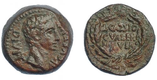 46 - HISPANIA ANTIGUA. CAESARAUGUSTA. Augusto. Cuadrante. A/ Cabeza a der.; AVGVSTVS DIVI F. R/ Corona rodeando L CASSIO/C VALERIO/ II VIR. AE 3,20 g. 14,9 mm. I-339. APRH-313. ACIP-3037. Pátina marrón. MBC+. Rarísima.
