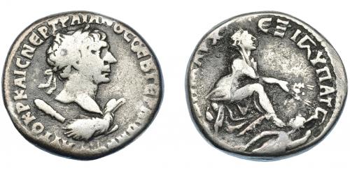 3134 - IMPERIO ROMANO. TRAJANO. Antioquía. Tetradracma (112). A/ Cabeza laureada a der., encima de águila a der., detrás clava. R/ Tyche sentada a der., debajo río Orontes nadando. AR 13,60 g. 24,18 mm. RPC-II, 3543. BC+/MBC-. Ex Guadán 2578.