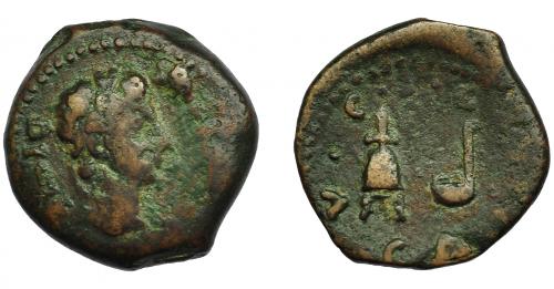 11 - HISPANIA ANTIGUA. ACCI. Augusto. Semis. A/ Cabeza laureada a der. R/ Ápex y símpulo; C I G ACCI. AE 7,53 g. 21,4 mm. I-36. APRH-136. ACIP-3004. Pátina marrón. MBC-.