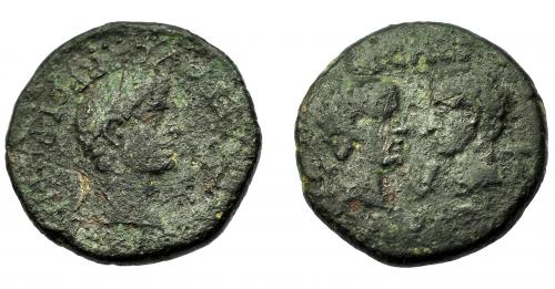 116 - HISPANIA ANTIGUA. TARRACO. Augusto. As (2 a.C.-4 d.C.). A/ Cabeza laureada a der.; (IMP CAES) AVG TR POT P(ON MAX P P). R/ Cabezas afrontadas de Cayo y Lucio; C L CAES/ (AVG F), en campo (C)-V-T.AE 8,91 g. 23,5 mm. I-2356; APRH-210; ACIP-3248. Pátina verde con erosiones. BC+. Escasa.