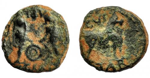 118 - HISPANIA ANTIGUA. TARRACO. Augusto. Semis (2 a.C.-4 d.C.). A/ Cayo y Lucio con escudos en medio; CAESARE GEM. R/ Toro a der.; C V T/TAR. AE 4,2 g. 17,5 mm. I-2361; APRH-211b; ACIP-3249a. Pátina verde oscuro. BC+.