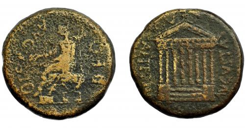 129 - HISPANIA ANTIGUA. TARRACO. Tiberio. Sestercio (post. 15 d.C.). A/ Augusto entronizado a izq. con Victoria sobre globo y cetro; DEP AVGVSTO. R/ Templo octástilo; C V T T AETERNITATIS AVGVSTAE. AE 20,43 g. 30,8 mm. I-2364; APRH-222; ACIP-3262. BC-/BC+. Muy escasa.