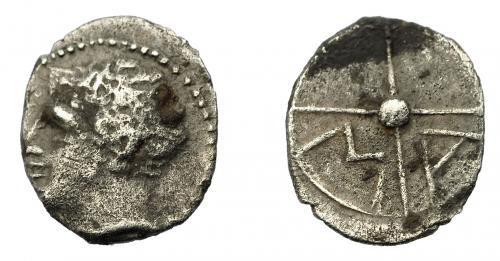 138 - GRECIA ANTIGUA. GALIA. Masalia. Divisor. A/ Cabeza masculina a izq. R/ Rueda de cuatro radios, M-A en los cuadrantes inferiores. AR 0,58 g. 10,9 mm. COP-723. SBG-72. Superficies erosionadas. MBC.