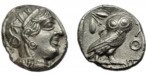148 - GRECIA ANTIGUA. ÁTICA. Atenas. Tetradracma (454-404 a.C.). A/ Cabeza de Atenea a der. con casco ornamentado. R/ Lechuza a der. mirando de frente; detrás creciente y rama de olivo, delante ley. griega AQE, todo dentro de cuadrado incuso. AR 16,56 g. 21,4 mm. COP-34 ss. SBG-2526. MBC+.