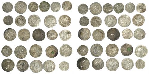 407 - ACUÑACIONES HISPANO-ÁRABES. Lote de 26 dirhames califales y emirales, 9 de ellos con perforación o remache. De BC+ a EBC-.