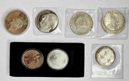 630 - MONEDAS EXTRANJERAS. Lote de 7 piezas: 4 monedas de plata (3 de medio duro y una de duro) y 3 medallas tamaño duro. MBC/SC.