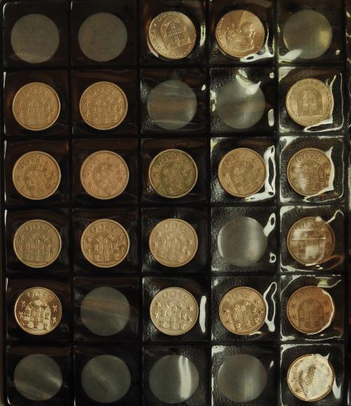 732   -  MONEDAS EXTRANJERAS. PORTUGAL. Colección de 150 monedas. Incluyendo 10$00 (3); 100 reis, 1900; 50 reis, 1900; 20 reis, 1874 y 1883 (2); 10 reis, 1892 y 1883 (2); 3 reis, 1868; 25 escudos, Azores; 5 reis, Azores, 1805; 25 escudos (2); 5 escudos (17); 2,5 escudos (17); 1 escudo (28), uno de ellos de 1924; 50 centavos (36); 20 centaos (14); 10 centavos (16); 5 centavos (2); 4 centavos, 1917 y 1919 (2); 2 centavos 1919; 1 centavo, 1918 y 1920 (2). 