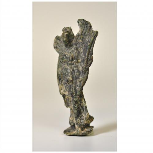 2022   -  ROMA. Imperio Romano. Figura de Victoria sobre base. Bronce. Altura 5 cm.