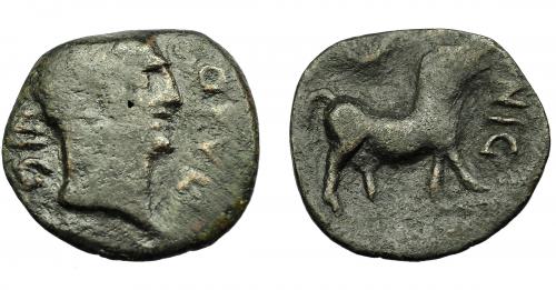 90 - HISPANIA ANTIGUA. OBULCO. Semis. A/ Cabeza de Apolo a der.; OBVL interna-NIG externa. R/ Toro a der., encima creciente, delante interna NIC. AE 3,38 g. 20,7 mm. I-1838. ACIP-2264. BC+/MBC-. Muy rara.