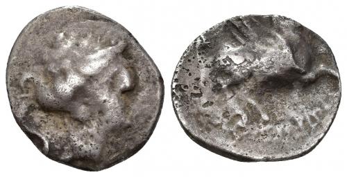 3021 - HISPANIA ANTIGUA. EMPORION. Dracma. A/ Cabeza femenina a der. con peinado terminado en tres rizos, pendientes y collar; alrededor tres delfines. R/ Pegaso a der. con cabeza transformada en Chrysaor, debajo restos de leyenda: (EMP).ORITW(N). AR 4,28 g. 18,9 mm. I-1108. ACIP-224. BC+/BC. Muy escasa. Ex HSA 12431, ex subasta Jesús Vico 130 (2012), lote 45.